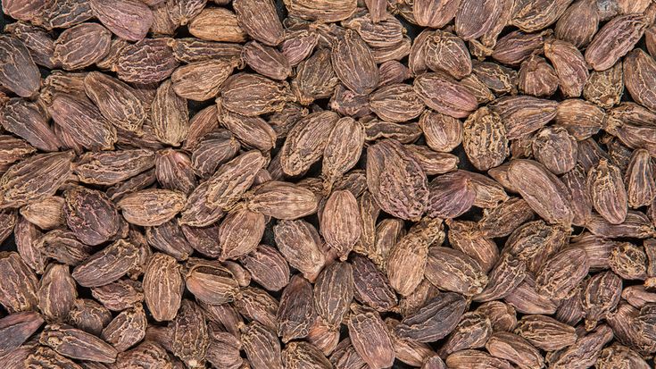 The Difference Between Green And Black Cardamom -___